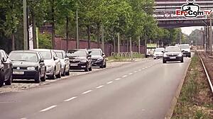 Reife Schwarzhaarige Deutsche Frau Beim Öffentliche Sextreffen Im Auto