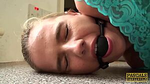 Zvezana sub kurba Ivey Passion dominirana z intenzivnim facialom