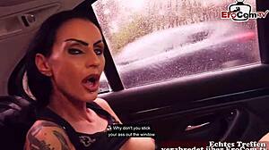 Reife Schwarzhaarige Deutsche Frau Beim Öffentliche Sextreffen Im Auto