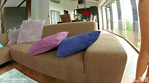 Kyra Hot knijpt dildo tussen enorme natuurlijke tieten!