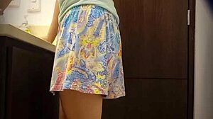 Skjult kamera spionerer på vakker argentinsk universitetsjente i utendørs offentlig setting