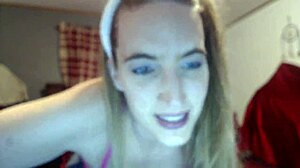 Sexy Roxyxanne69 Sucks That Bunny Dildo