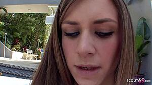 Učim devicu mršavu tinejdžerku 18+ 18+ u lezbejskom seksu