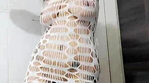 Morena tatuada dan�ando funk