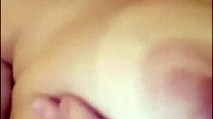 Kinesisk teen 18+ Lyn fra AsianHunter Club driller med sine lækre patter om natten. Hun ved hvordan man arbejder mængden.