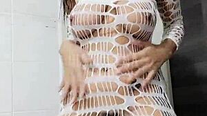 Morena tatuada dan�ando funk