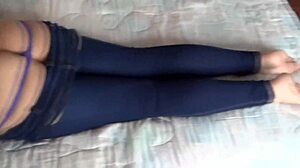 Wow! Saya terangsang tengok anak tiri pembantu melancap, tak boleh tahan sentuh diri sendiri!