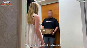 Belle-maman se fait baiser à fond, le livreur défonce la maman sexy de son pote