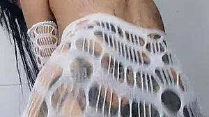 Morena tatuada dan�ando funk