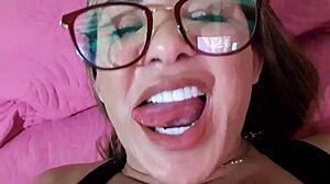 मैंने मसलर हाउस क्लीनर से सेक्स किया जिसमें बड़ी क्लिट है