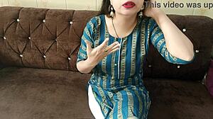 الأخ غير الشقيق يغازل الأخت الشقيقة الساخنة لعضو عالي الشدة في رومانسية هندية