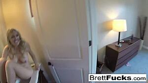 Nagycicis Brett Rossi meztelenül csábít