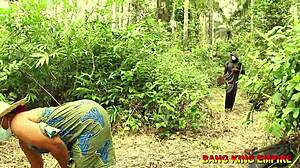 Istri BBW aku masuk hutan di hari terlarang. Dia selamatkan diri pake memek basah dari hantu Afrika!