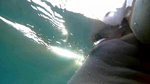 Úžasný plážový sex s podvodním foukáním