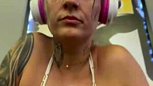 i sweated so much at the gym my pussy got soaked and dripping with horniness down my legs