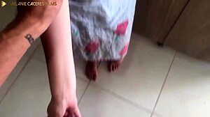 La zorra de mi madrastra me entrega su culo en la cocina para anal