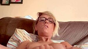 Lexi Gold plaagt strakke kut solo!