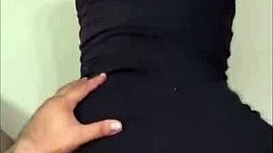 amiga de mi madre mostrando sus tangas para provocarme