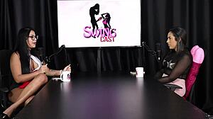 Do you like couple swaps in swingers? Karen Bessa's first time with a woman 😍