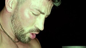 Slank 18+ jente spruter hardt mens hun smelter i ren ekstase!