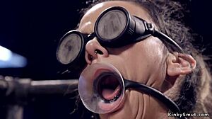 Покорная девчонка в прогибе терпит пытку тугими зажимами на теле в бондаже.