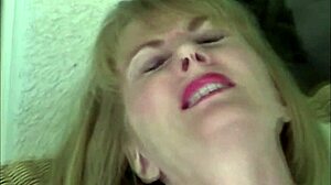 Amatőr nagyi élvezi az új dildójával való játékot