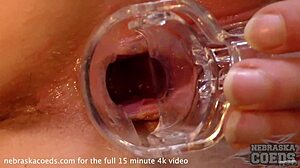 Gorąca blondynka Sara na badaniu ginekologicznym z rozciąganiem cipki na bliski plan