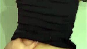 amiga de mi madre mostrando sus tangas para provocarme