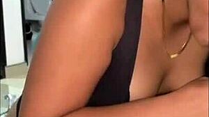 amiga de mi madre mostrando sus tangas para provocarme