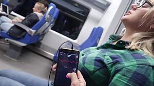 このワイルドな電車旅行でオーガズムをリモコンコントロール