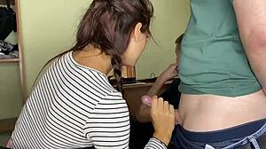 Kleine 18+ neukt vriend terwijl stiefbroer film kijkt