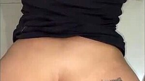 amiga de mi madre mostrando sus tangas para provocarme