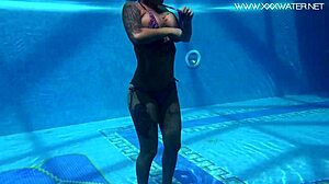 Heidi Van pleasures herself in the pool