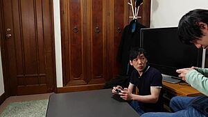 よぉ、この日本人妻の浮気、激しい潮吹きアクション、今夜チェックしてみろよ