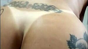 Punheta guiada ao som de rock