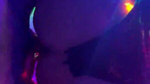 Poskakuje veľkým zadkom na uväzanom kokote