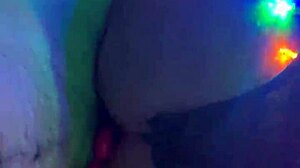 Poskakuje veľkým zadkom na uväzanom kokote