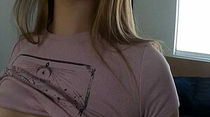 Gamerflicka förlorar vad och suger rumskompis stora kuk