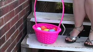 Junte-se a Mim Caçando Ovos de Páscoa no Quintal