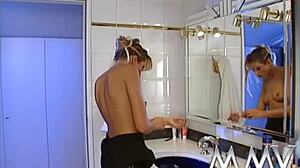 Blond skönhet går hårt i badrums-knull