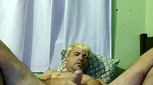 Příběh dospělýho chlapa objevujícího sexualitu