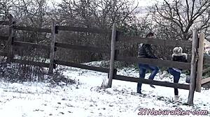 Glamorøs europeisk kjæreste hopper på kjærestens kuk.