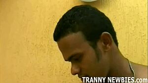 Zwarte lul domineert shemale slet in ruwe anaal