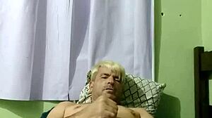 Historien om en fyr der udforsker sin seksualitet.