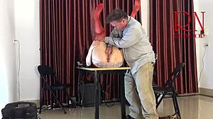 Segunda no escritório fica selvagem. Funcionária pula calcinha, provoca, lambe buceta e chupa pau!