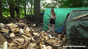 Nyugdíjas öregember kemény fát szállít Adela Youn szűk borotvált puncijába a természetben