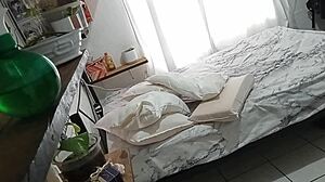 Kıvrımlı Meksikalı MILF Odada Temizlik Yaparken Gizlice İzleniyor