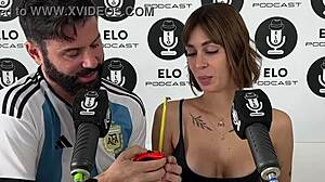 Asi le gusta que le chupen los pezones