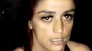 Esposa com bunda na janela recebe gozadas de estranhos