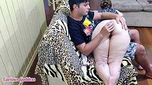 Ээ, так мой мужнин друг, он зашел... тренирует мою жопу для настоящего анального действия, знаешь, с игрушками и всяким!